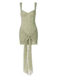 Elegante abito attillato in pizzo verde chiaro con scollo a V, fiocco in vita e spalline