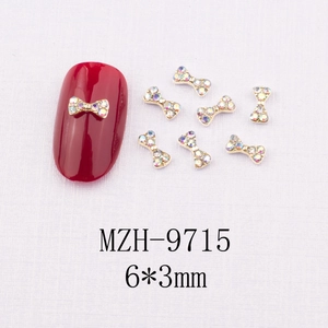 Vue macro de bijoux d'ongles nœuds 6x3mm avec strass irisés et base en alliage métallique