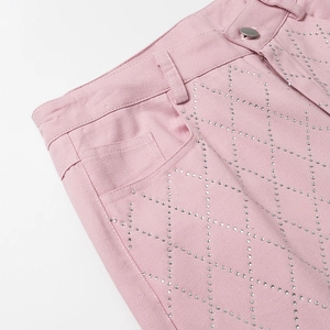 Jean rose en denim orné de strass argentés avec motif de grille et détails