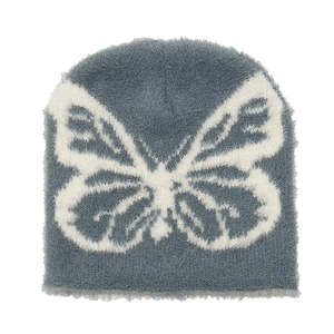 Dettaglio del berretto in maglia jacquard a farfalla con morbida finta pelliccia