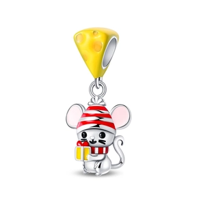 Dettaglio charm topo con formaggio, topolino d'argento con sciarpa e cappello