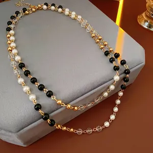 Collier double couche vintage français avec perles de verre et nacre sur boîte en velours