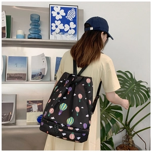 Nahaufnahme eines schwarzen Yoga-Rucksacks mit Heißluftballon-Print und Fachunterteilung