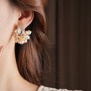 Luxurious French style pear-shaped zircon and clustered pearl stud earrings for women