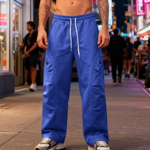 Dettaglio dei pantaloni sportivi blu da uomo con tasche laterali con patta e bottoni