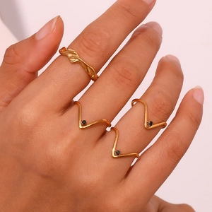 Set of four 18K gold plated stainless steel rings with V-shape and black stones