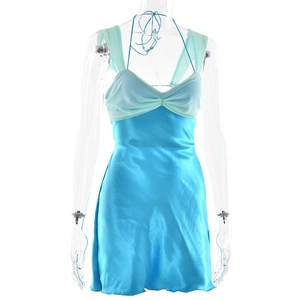 Détail de la robe en satin bleu clair et turquoise dos nu avec bretelles et fini brillant