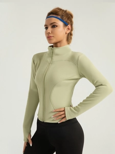 Veste de yoga thermique cintrée avec passe-pouces et col montant en vert olive clair