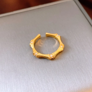 Détail de la bague bambou plaquée or 24K avec texture brossée et pierres en zircon
