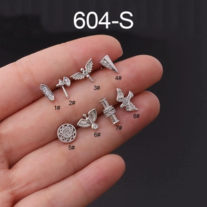 Acht Modelle silberner Totem-Ohrstecker aus Edelstahl auf einer Hand präsentiert