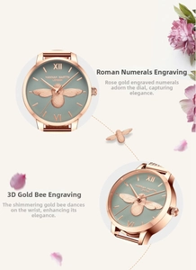Gros plan détaillé du relief d'abeille 3D sur cadran gris-vert avec accents en or rose