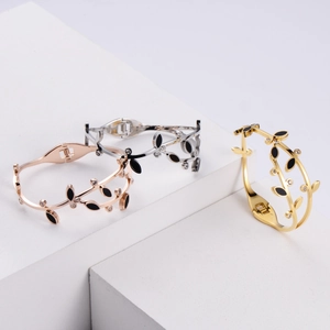 Bracelets feuilles modernes en or rose, argent et or avec strass sur présentoir géométrique