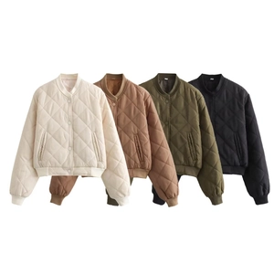 Détails rapprochés des vestes bombardiers matelassées en beige, marron, vert et noir