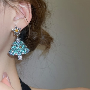 Détail des boucles d'oreilles pendantes sapin de Noël avec cristaux bleus et blancs