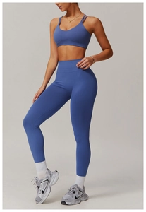 Détail de l'ensemble de yoga bleu-violet avec soutien-gorge croisé et legging côtelé