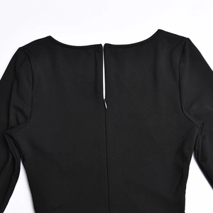 Detailansicht des versteckten Rückenreißverschlusses am schicken schwarzen Maxikleid