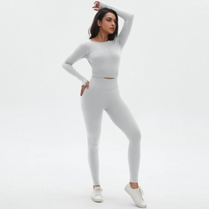 Détail de l'ensemble de yoga sans couture avec haut court gris et leggings de sport