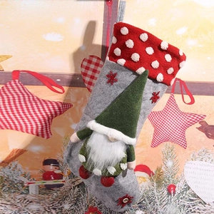 Calza di Natale grigia con risvolto a pois rossi e simpatica bambola gnomo verde