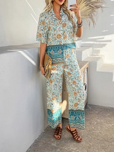 Détail d'un ensemble bohème à fleurs avec chemise à manches courtes et pantalon large