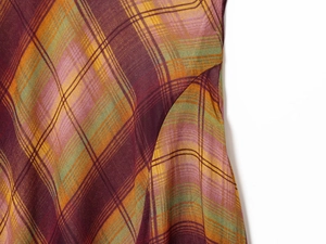 Vue macro détaillée montrant la texture tissée serrée et le motif du tissu de la jupe