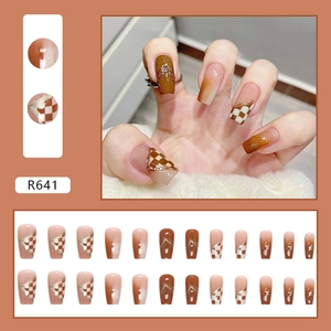 Faux ongles damier marron moka dégradé avec accents dorés, ensemble de 24 pièces