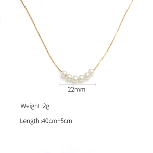 Detailed view of 18k gold-plated pearl necklace with 22mm pearl width and 40cm chain