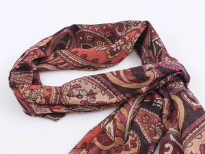 Vue détaillée des volants superposés avec motif cachemire floral rouge sur mousseline