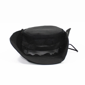 Détail d'un chapeau de soleil noir avec maille respirante et mentonnière réglable
