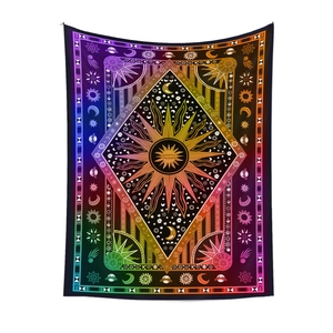Detail eines böhmischen Wandteppichs mit Regenbogen-Sonne und Mond auf schwarzem Hintergrund