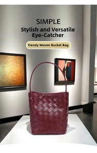 Détail du sac seau bordeaux tressé à la main avec une texture de cuir haut de gamme