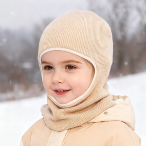 Détail de la cagoule tricotée pour bébé avec cache-cou intégré pour protection hiver