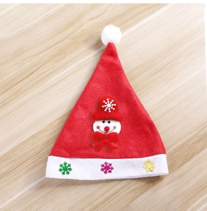 Détail du bonnet de Noël rouge pour enfants avec appliqué bonhomme de neige et LED flocons