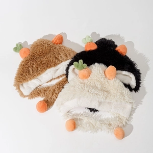 Vue détaillée des bonnets carotte en peluche marron, noir et crème avec pompons doux