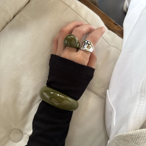 Ensemble bracelet en résine vert olive et bagues en argent poli pour femmes