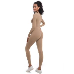 Vue latérale de la combinaison de yoga camel sans couture avec contour du dos