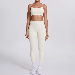 Vue de face de l'ensemble de yoga crème avec soutien-gorge de sport et legging taille haute