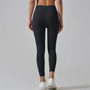 Detail van hoge taille yoga legging met elastische stof en billen liftend naadontwerp