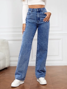 Vue détaillée du jean taille haute à jambe large avec texture délavée rétro et fini bleu