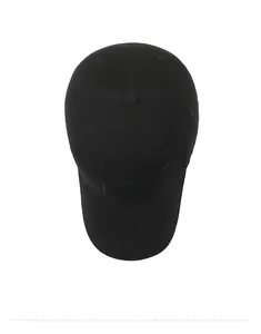 Vista dall'alto di un berretto da baseball nero con toppa 'SPORT' e ricami a stella