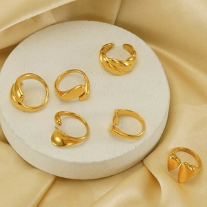 Fünfteiliges minimalistisches 18k vergoldetes Edelstahl Ring-Set für Damen