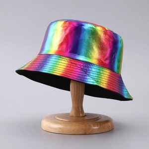 Dettaglio del cappello a secchiello metallico arcobaleno con cuciture su supporto in legno