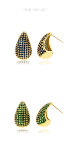 Détails de boucles d'oreilles goutte avec cristaux pavés bleu roi et vert émeraude
