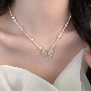 Close-up van elegante parelketting met een fonkelende hanger van zirkoonstrik.