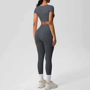 Vue arrière du legging de yoga gris foncé taille haute et du haut de sport court à manches