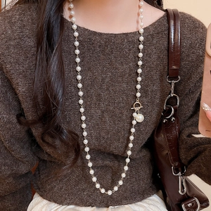 Détail du long collier de perles avec fermoir OT et grand pendentif perle sur modèle
