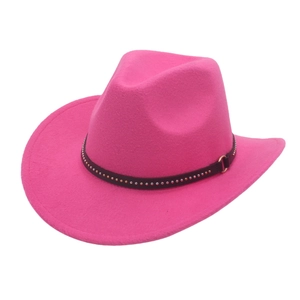 Détail d'un chapeau de cowboy rose avec bande noire à rivets métalliques et feutre