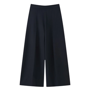 Vue de face du pantalon noir à taille haute et jambe large avec plis et texture fluide