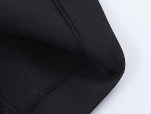 Gros plan sur la texture du tissu noir et les détails de couture double professionnels