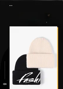 Detail der schwarz-cremefarbenen Strickmützen mit dicker vertikaler Rippenstruktur für Winter