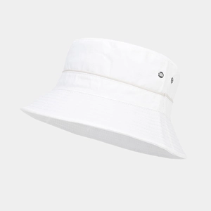 Détail d'un chapeau bob blanc imperméable avec œillets métalliques et coutures renforcées